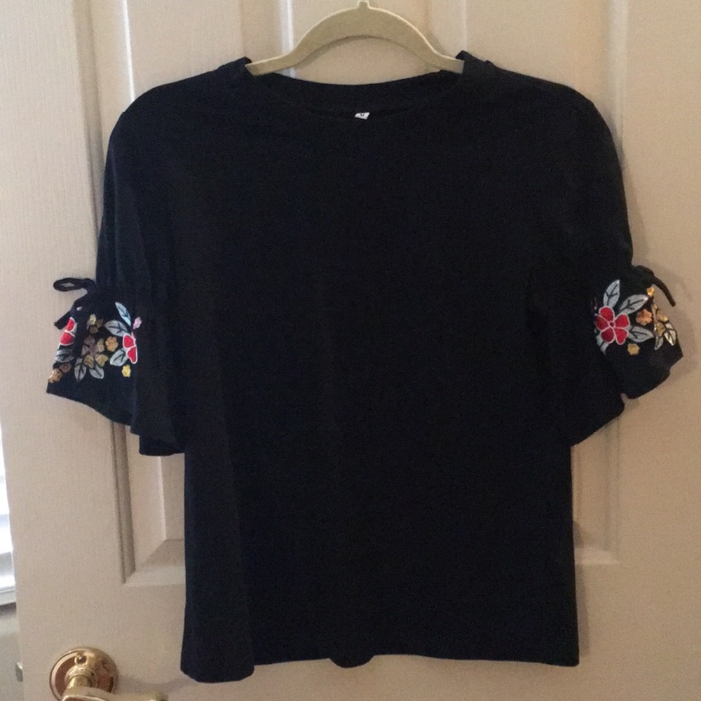 Short sleve with embroidered flowers on sleves